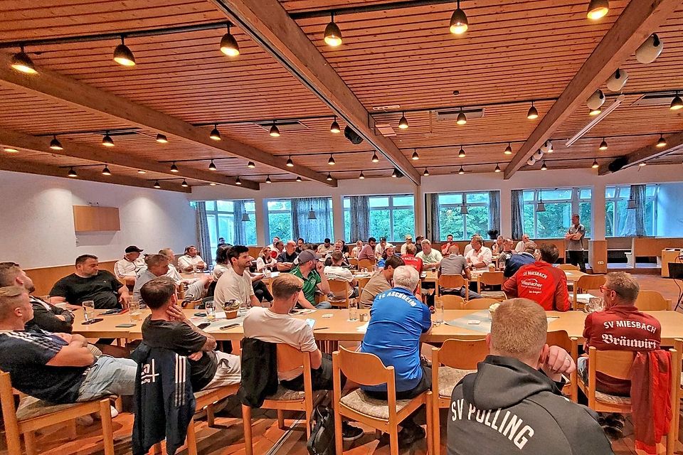 Bei der Tagung in Aschheim waren Vertreter aller 48 Bezirksligisten anwesend. Bei der Tagung in Aschheim waren Vertreter aller 48 Bezirksligisten anwesend.