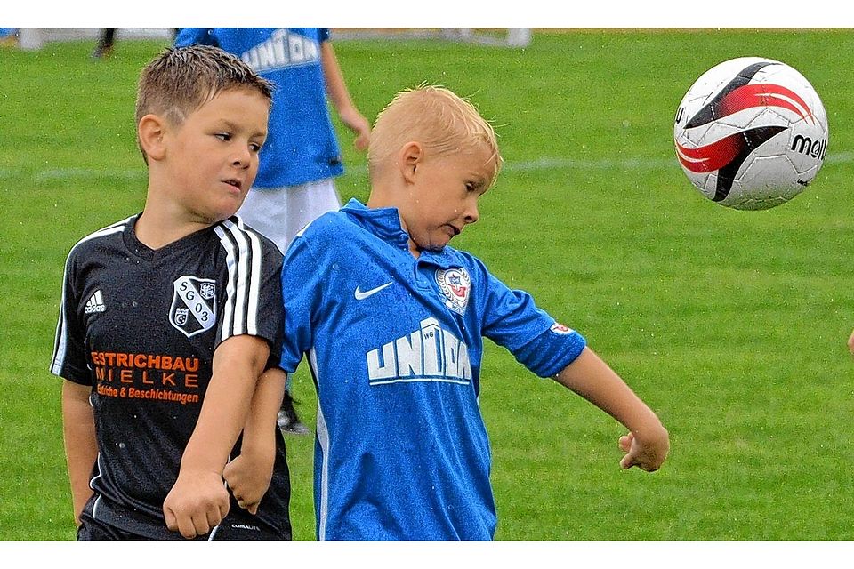 Auch Bei Kopfballduellen schenkten sich die jungen Kicker nichts (Szene aus dem Spiel SG 03 – FC Hansa Rostock).
