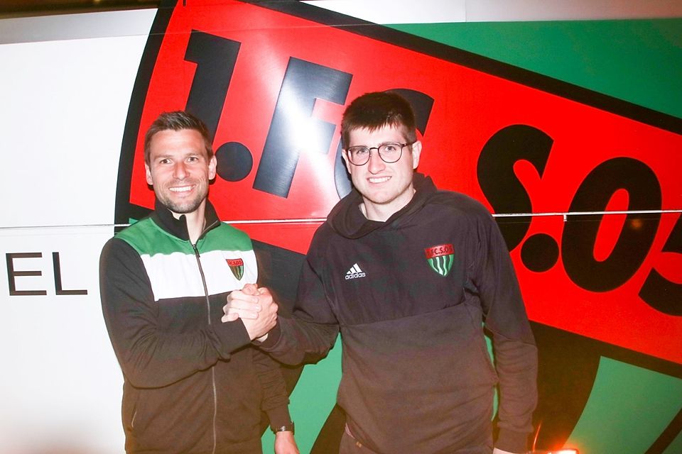 Kevin Fery (rechts; links: Manager Andi Brendler) bleibt Schweinfurt weiter erhalten.