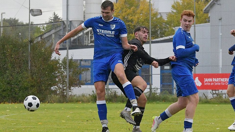 Großberg (in blau) landete im Heimspiel gegen Lupburg einen typischen Arbeitssieg.