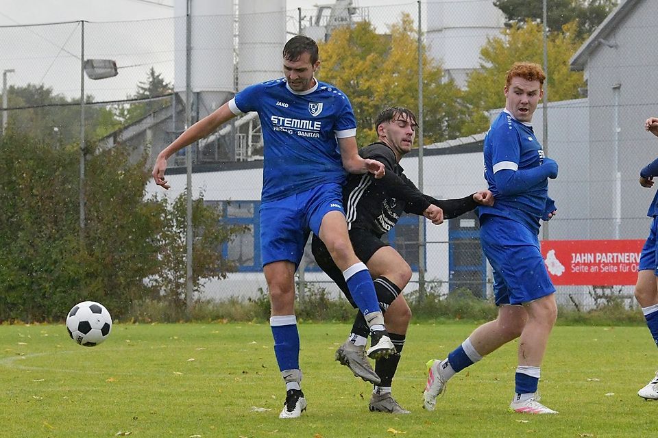 Großberg (in blau) landete im Heimspiel gegen Lupburg einen typischen Arbeitssieg.
