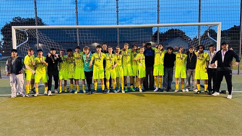 Meister der Kreisliga und Aufsteiger in die Gruppenliga sind die B-Jugend-Fußballer der JSG Heppenheim.	