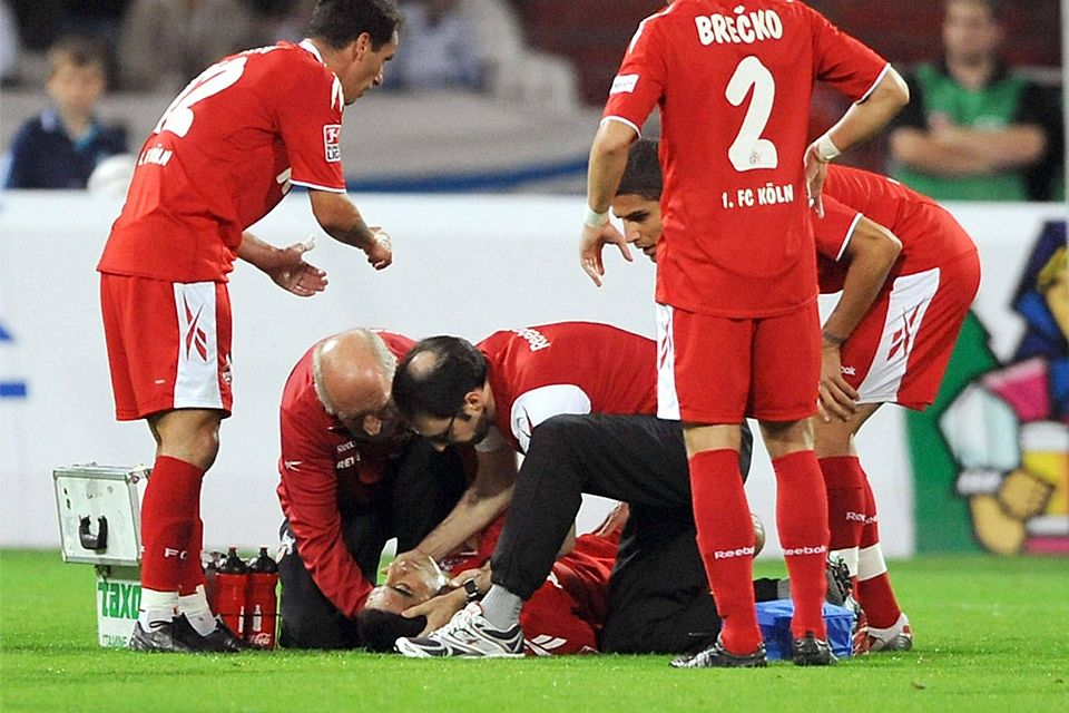 Im August brach der damalige Kölner Bundesliga-Profi Ümit Özat mit 32 Jahren auf dem Platz bewusstlos zusammen. Bei dem Türken war eine Herzmuskelentzündung festgestellt worden, danach entschied er sich für das Karriereende.	F.: dpa