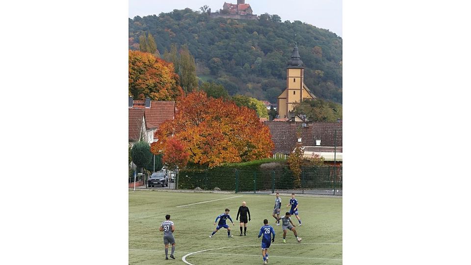 Ball und Burg: hinten thront die Burg Breuberg, vorne wird auf dem Sandbacher Kunstrasen gekickt.	Foto: Herbert Krämer