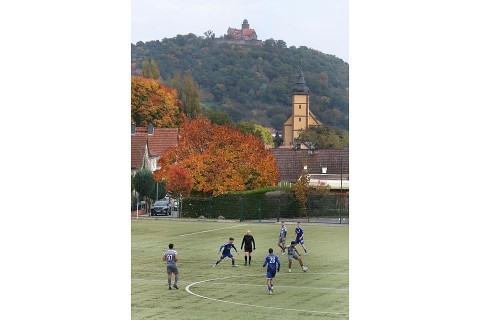 Ball und Burg: hinten thront die Burg Breuberg, vorne wird auf dem Sandbacher Kunstrasen gekickt. Foto: Herbert Krämer Ball und Burg: hinten thront die Burg Breuberg, vorne wird auf dem Sandbacher Kunstrasen gekickt. Foto: Herbert Krämer