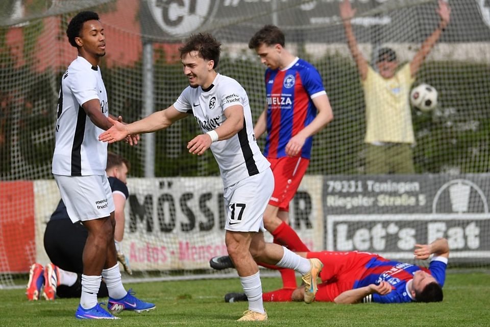 Dem Teninger Josip Milardovic (in der Mitte neben Teamkollege Joel Thoma) gelingt gegen die SF Elzach-Yach ein Doppelpack in vier Minuten.