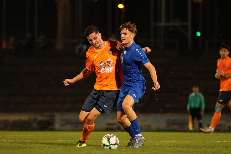 Der SV Wiesbaden um Ruven Bertel (l., im Zweikampf mit Biebrichs John Reith) braucht im Derby bei den 02ern Zählbares für den Verbleib. 	Foto: Pia Pfeifer