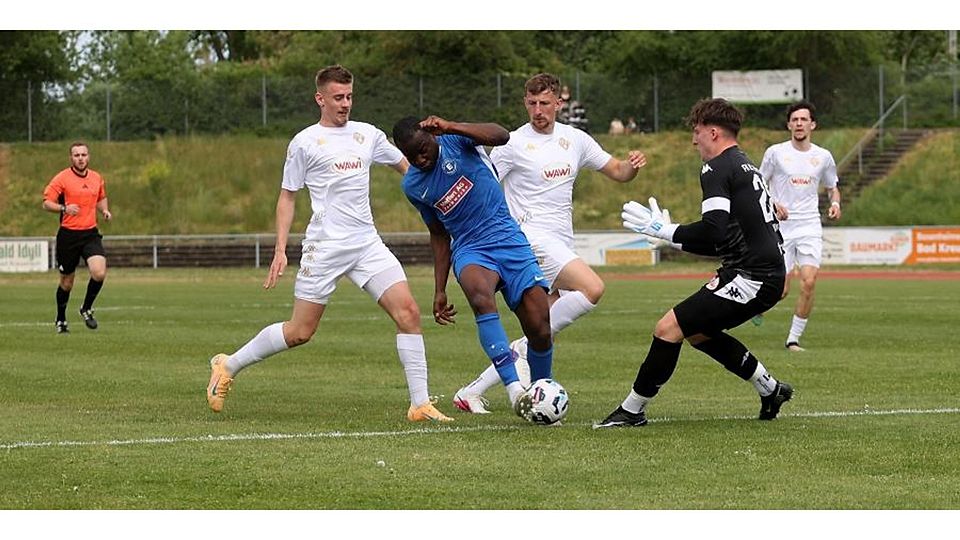 Auch in dreifacher Überzahl bekommen die Pirmasenser den Eintrachtler Levi Mukamba nicht in den Griff. Dieses Foul an der Strafraumgrenze führt zum Strafstoß, den Deniz Darcan zum 1:0 für die Bad Kreuznacher verwandelt.	Foto: Mario Luge