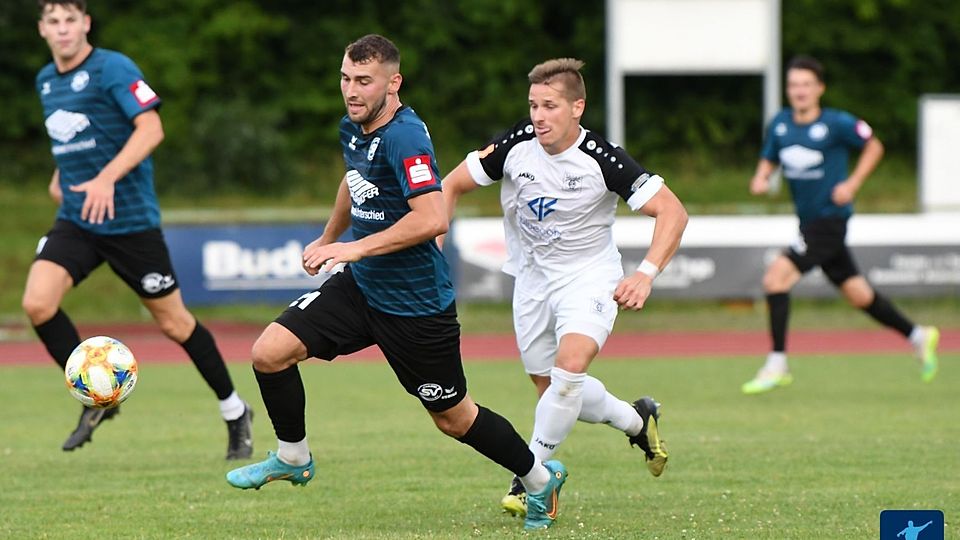 Sebastian Raml (am Ball) wird dem SV Schalding-Heining längere Zeit fehlen 