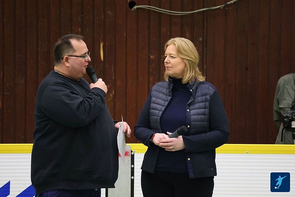 Piet Ahrens und Bärbel Bas wünschen sich den MSV Duisburg bei den Hallenstadtmeisterschaften zurück.