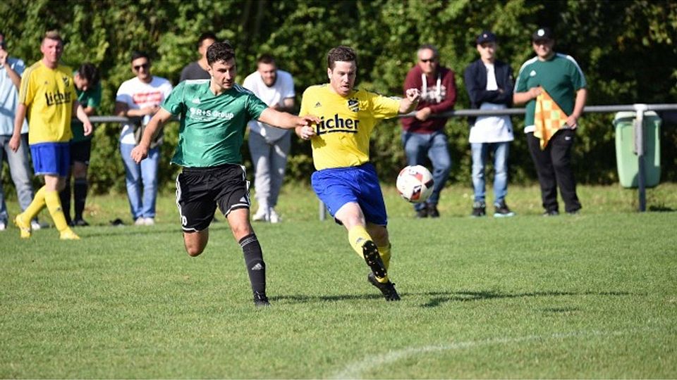 Die Sportfreunde Oberau II (links Tolga Deniz) machen durch den 5:0-Sieg über den VfR Rudingshain einen Sprung auf den 5. Tabellenplatz.	Foto: erg