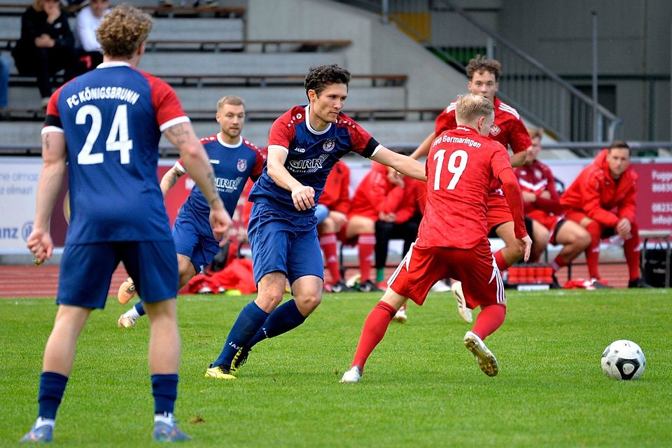 Bittere Niederlage: Die Angreifer des FC Königsbrunn (blaue Trikots) blieben immer wieder in der gut gestaffelten Gästeabwehr hängen.