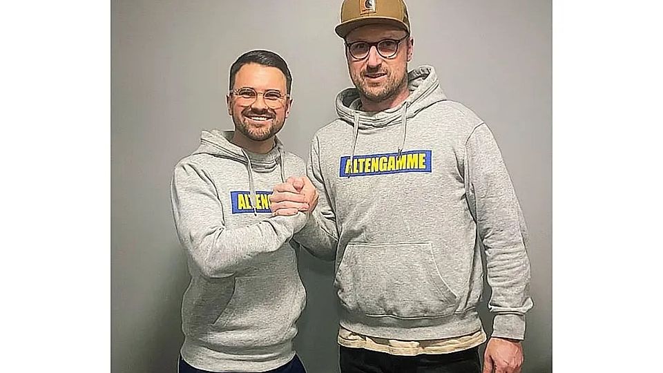 SV Altengamme-Manager Philipp Mohr (links) hatte zwei Tage vor Trainer Matthias Wulff) Geburtstag, der am Spieltag 43 wurde. Dazu der Heimsieg – viel Grund zu feiern am Gammer Weg.