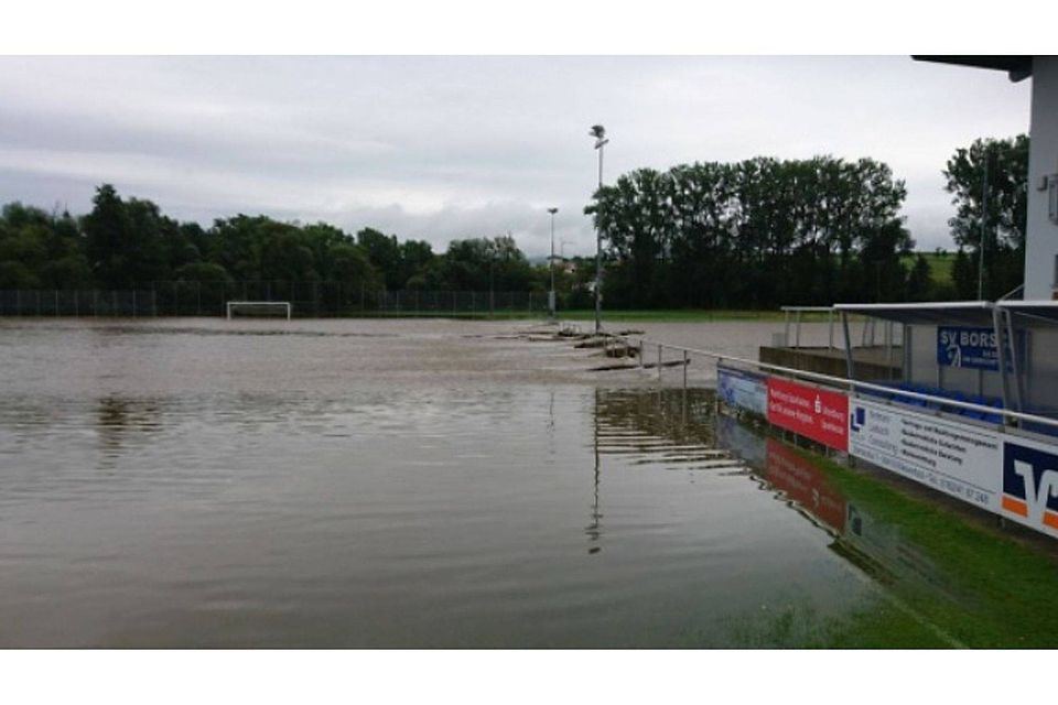 Der Sportplatz in Borsch steht komplett unter Wasser. Foto: privat