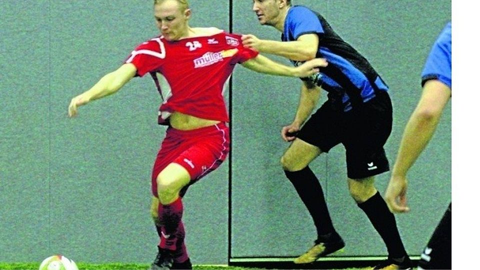 Nicht zu stoppen waren Lukas Brozeit (links) und der FC Hennef 05 beim Hallenfußballturnier des Siegburger SV 04. FOTO: WOLFGANG HENRY