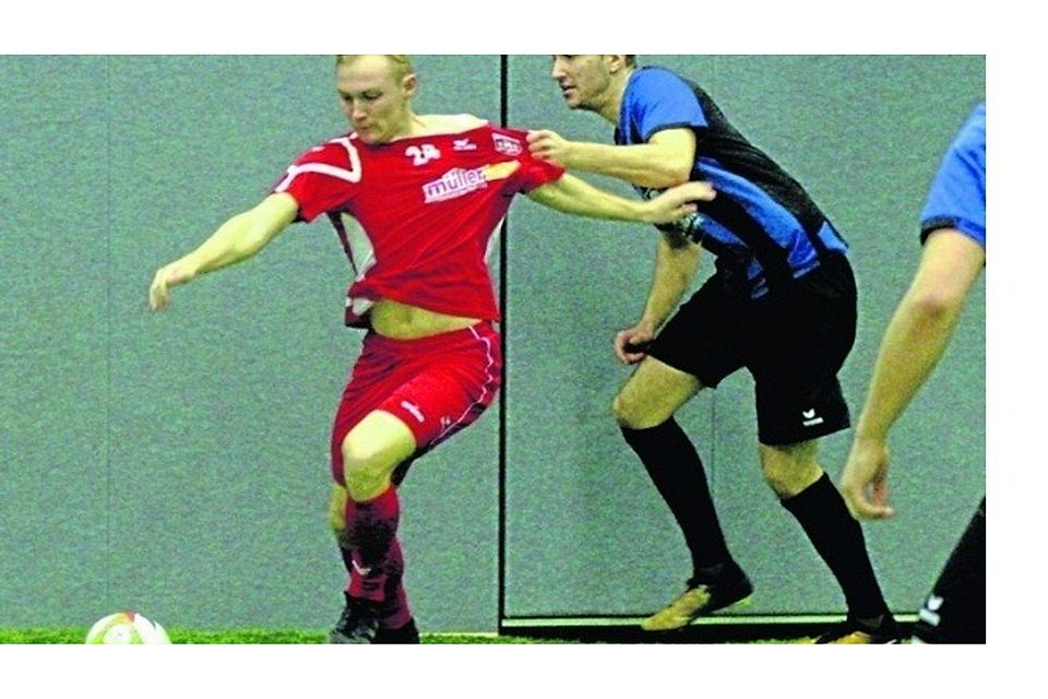 Nicht zu stoppen waren Lukas Brozeit (links) und der FC Hennef 05 beim Hallenfußballturnier des Siegburger SV 04. FOTO: WOLFGANG HENRY
