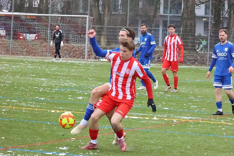 Mit 4:2 schlugen Jakob Jopen (vorn) und der TSV 1865 den SV Untermenzing (blaue Trikots). Mit 4:2 schlugen Jakob Jopen (vorn) und der TSV 1865 den SV Untermenzing (blaue Trikots).