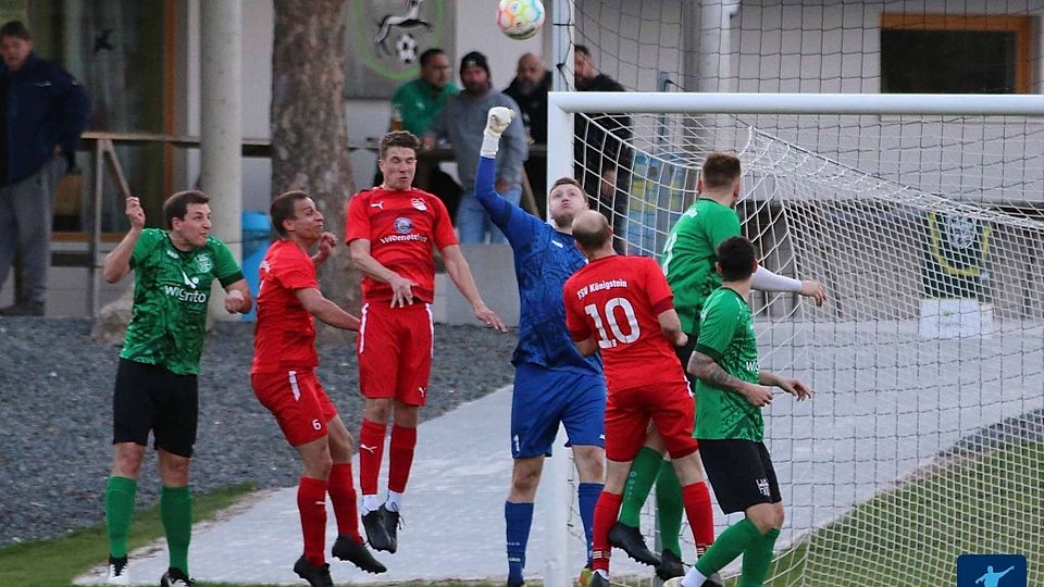 Die punktgleichen Teams des TSV Königstein (in Rot) und des 1. FC Rieden (in Grün-Schwarz) sind die schärfsten Verfolger von Herbstmeister SV Raigering.