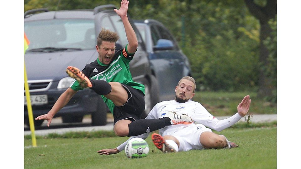 So sieht Abstiegskampf aus: Auch gegen Schott müssen Biebelnheims Pierre Stallmann (rechts) und seine Mitspieler alles abrufen, um den drohenden Abstieg doch noch abzuwenden.	Archivfoto: pa/ Schmitz