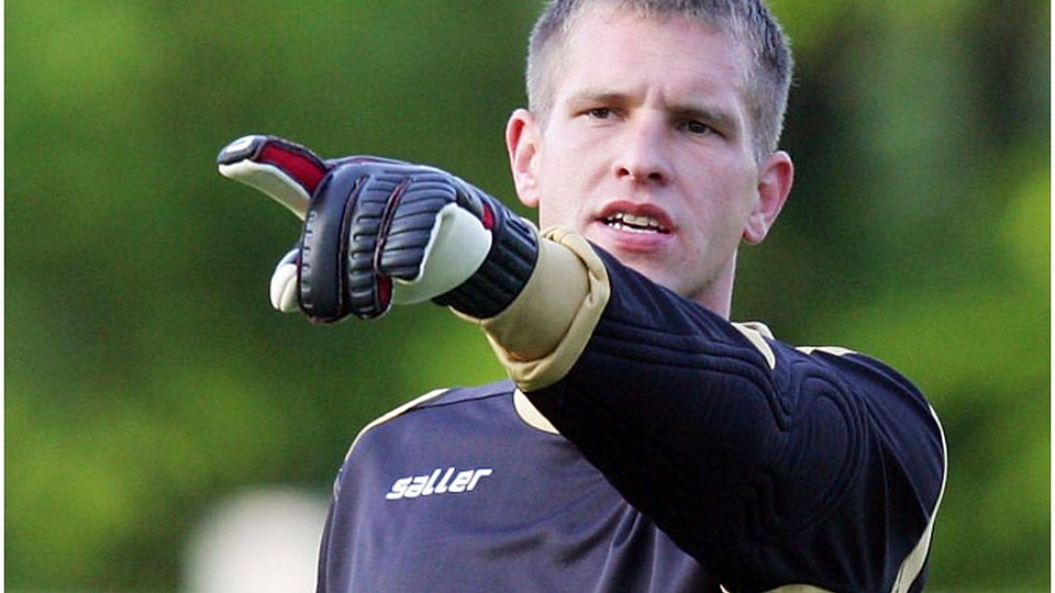 Früher als Keeper, jetzt als Trainer: Tobias Linse zeigt, wo es langgeht.   F.: Pressefoto Eibner
