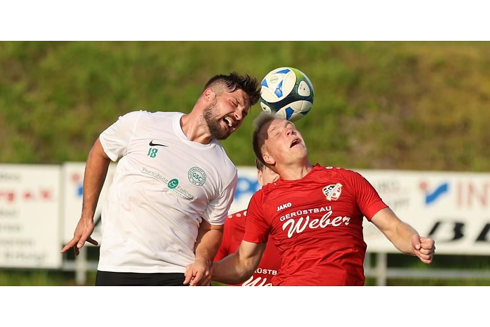  Gladenbach ist im Hinterland-Derby obenauf: Hier behauptet sich Mittelstürmer Jordan Gries (links) im Kopfballduell mit Silberg/Eisenhausens Abwehrrecke Dominik Pfeiffer. © Jens Schmidt 
