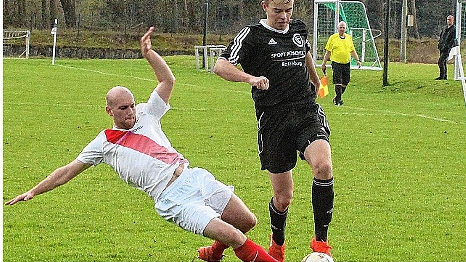 Hart, aber fair:  Der Ratzeburger Marc Fischer   (links) grätscht  Gudows Lennart Burmeister ab. Foto: Lekien