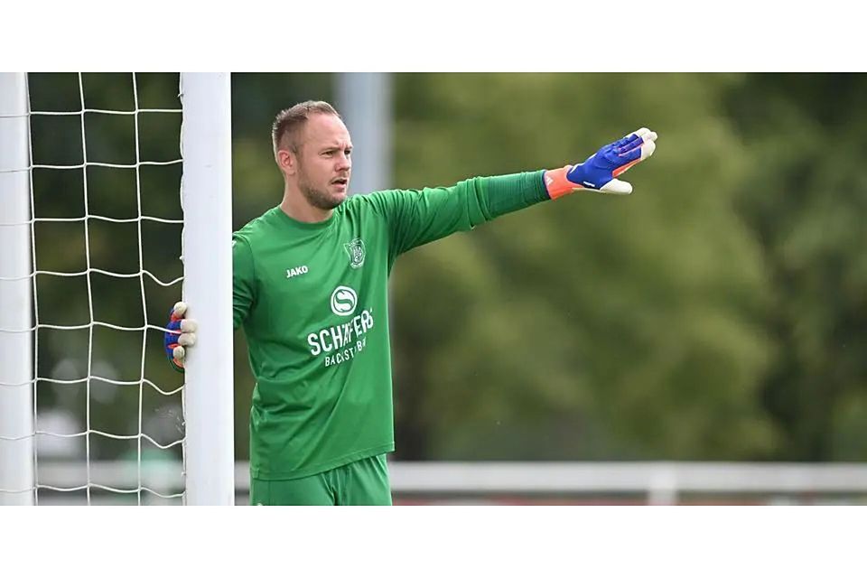 Sichert mit einer starken Parade den Sieg des VfL Biedenkopf beim Auswärtsspiel in Lollar: Dominik Geiss ist in der Fußball-Gruppenliga eine Klasse für sich. (Archivfoto) © Jens Kaliske Sichert mit einer starken Parade den Sieg des VfL Biedenkopf beim Auswärtsspiel in Lollar: Dominik Geiss ist in der Fußball-Gruppenliga eine Klasse für sich. (Archivfoto) © Jens Kaliske