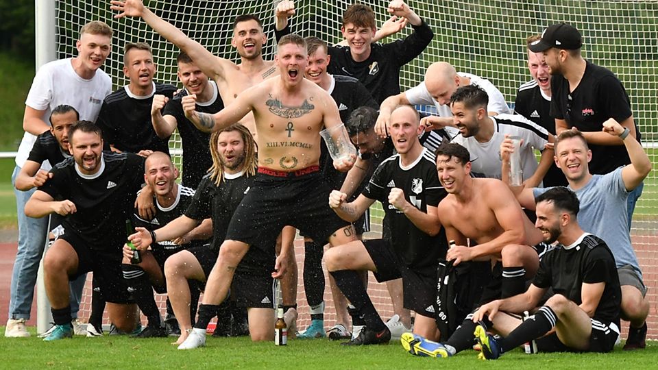 Meisterlich: Nach dem 4:0-Sieg gegen den SV Rheintal feierten die Laufenburger Reservekicker den Aufstieg in die Bezirksliga. | Foto: Jürgen Rudigier
