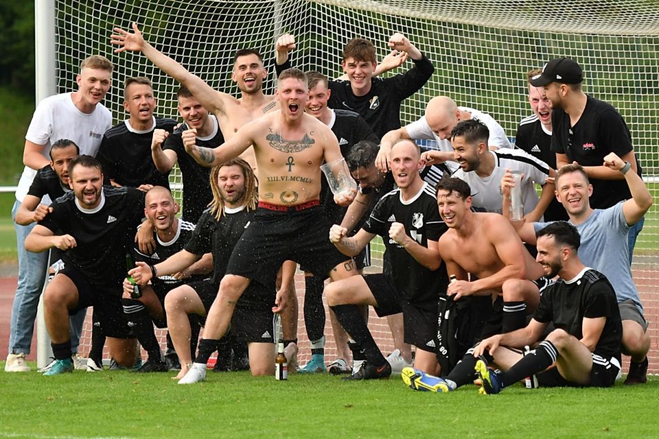 Meisterlich: Nach dem 4:0-Sieg gegen den SV Rheintal feierten die Laufenburger Reservekicker den Aufstieg in die Bezirksliga. | Foto: Jürgen Rudigier