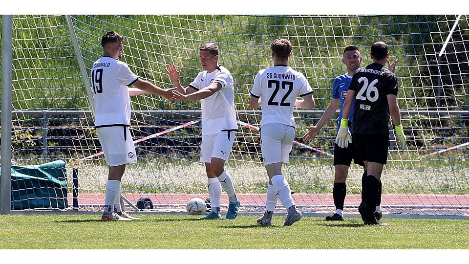 Scheibenschießen im Möbusstadion: Die SG Soonwald (weiße Trikots) zerlegte die SG Eintracht Bad Kreuznach II beim 8:0-Auswärtserfolg in seine Einzelteile und bleibt damit dem zweitplatzierten VfL Rüdesheim weiter dicht auf den Fersen. 