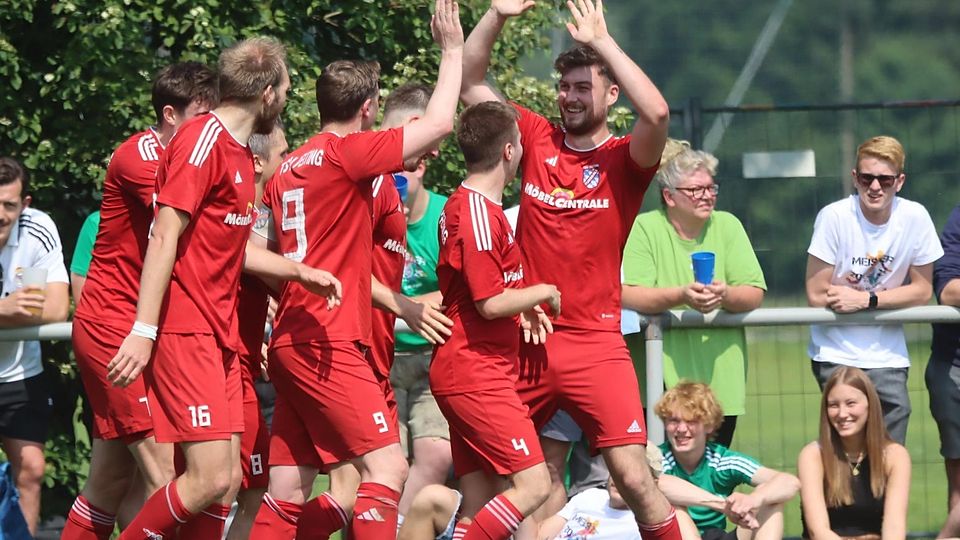 Erfolgreiches Ende einer schwierigen Saison: Peitings Spieler bejubeln den  Treffer von Mathias Heiß (re.), der am Ende den Sieg und den Ligaverbleib bedeutete.