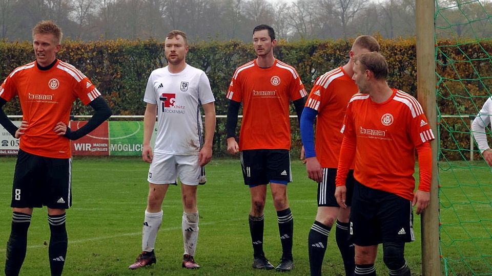 Dominik Hoolt (TV 01) und die SG-Abwehr erwarten einen Eckstoß
