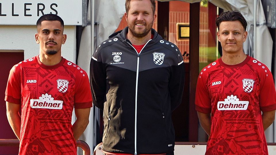 Rains neuer Trainer Sven Zurawka (Mitte) mit en beiden Neuzugängen Arsim Kadirolli  (li.) und Leo Haas. 