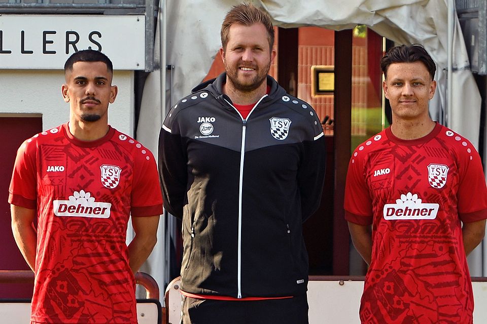 Rains neuer Trainer Sven Zurawka (Mitte) mit en beiden Neuzugängen Arsim Kadirolli  (li.) und Leo Haas. 