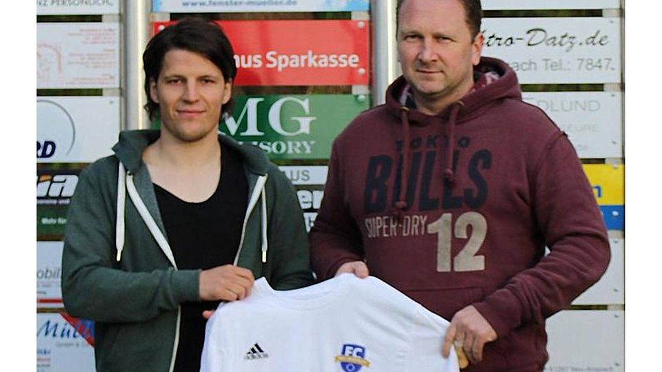Der Sportliche Leiter des Nachwuchszentrums des FC Neu-Anspach, Aljoscha Nickel (links), begrüßt den neuen A-Jugend-Trainer Andreas Arr-You. Foto: privat