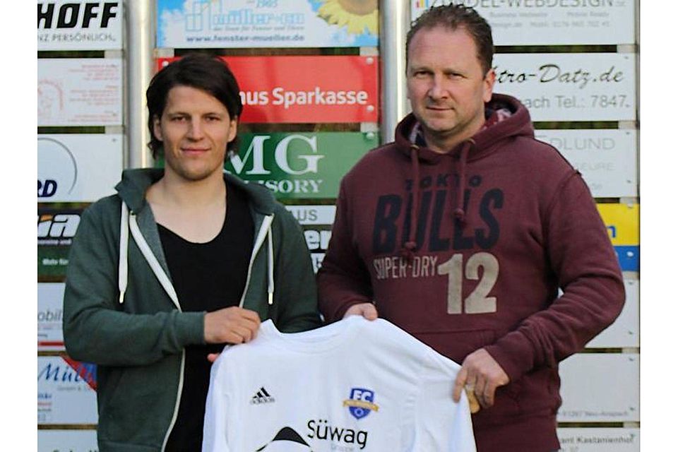 Der Sportliche Leiter des Nachwuchszentrums des FC Neu-Anspach, Aljoscha Nickel (links), begrüßt den neuen A-Jugend-Trainer Andreas Arr-You. Foto: privat