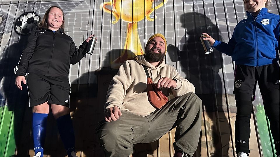 Die Glehner Kickerinnen mit Künstler "moek.art".