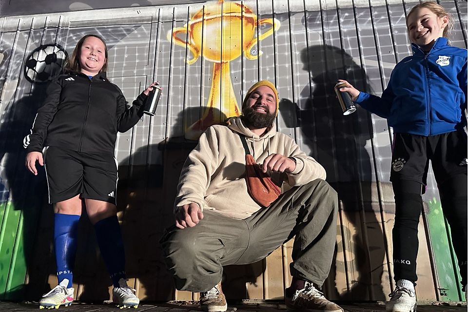 Die Glehner Kickerinnen mit Künstler "moek.art".