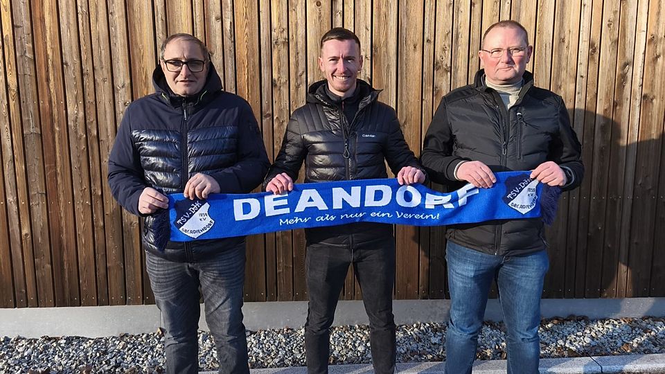 Die TSV-Manager Thomas Anetzberger (li.) und Hans Pichler (re.) mit dem künftigen Spielertrainer Sebastian List