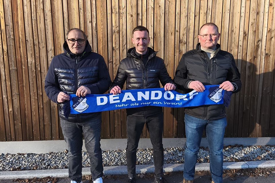 Die TSV-Manager Thomas Anetzberger (li.) und Hans Pichler (re.) mit dem künftigen Spielertrainer Sebastian List