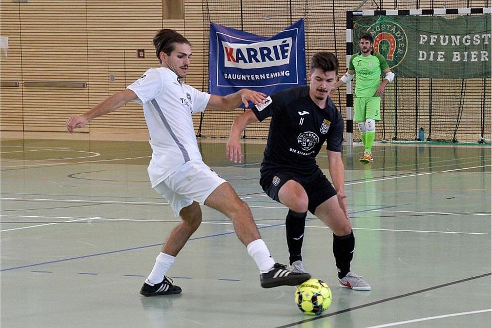 Emil von Werthern (rechts), hier im Spiel gegen den FC Penzberg, erzielt gegen den Futsal Nova Club das zwischenzeitliche 8:1.	