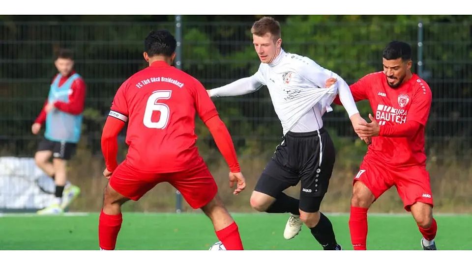 Silberg/Eisenhausens Felix Epp wird vom Türk-Gücü-Duo Mehmet Arslan (6) und Özcan Öcalan in Verhaftung genommen. © Lars Hinter