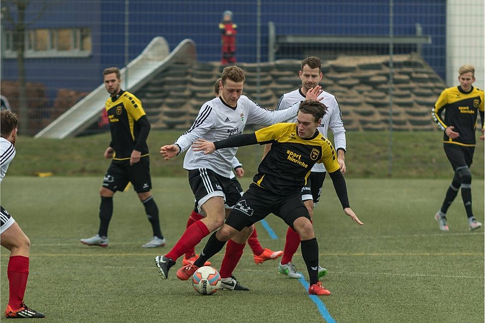 Jacob Urbat (am Ball) empfängt mit dem TSV Altenholz am Sonnabend Holstein Kiel II. Foto: Vetter
