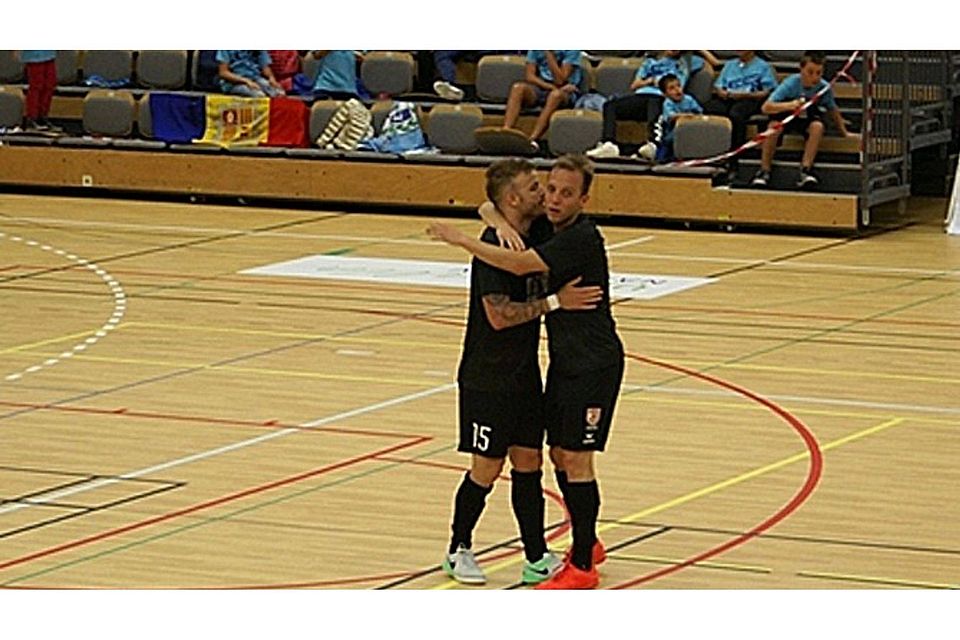 Die Jahn-Futsaler Lucas Kruel (l.) und Alemao jubeln in Schweden auch in Schwarz wieder. Foto: Daniela Piga