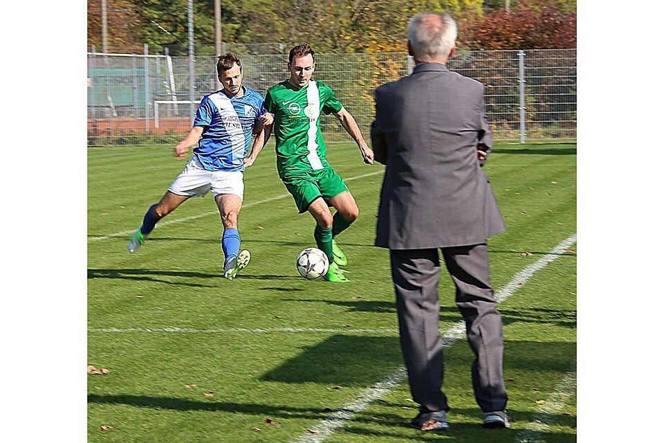 Das Verfolgerduell in Gründelhardt kann der VfB Jagstheim für sich entscheiden. VfB-Trainer Karl-Heinz Burkert hat das Geschehen im Blick.