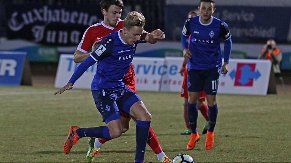 In entscheidenden Momenten den einen Schritt zu spät: Auch Benjamin Maas (rotes Trikot) ist im Zweikampf gegen Dorian Diering (vorn) nur zweiter Sieger.	Foto: photoagenten/Christine Dirigo