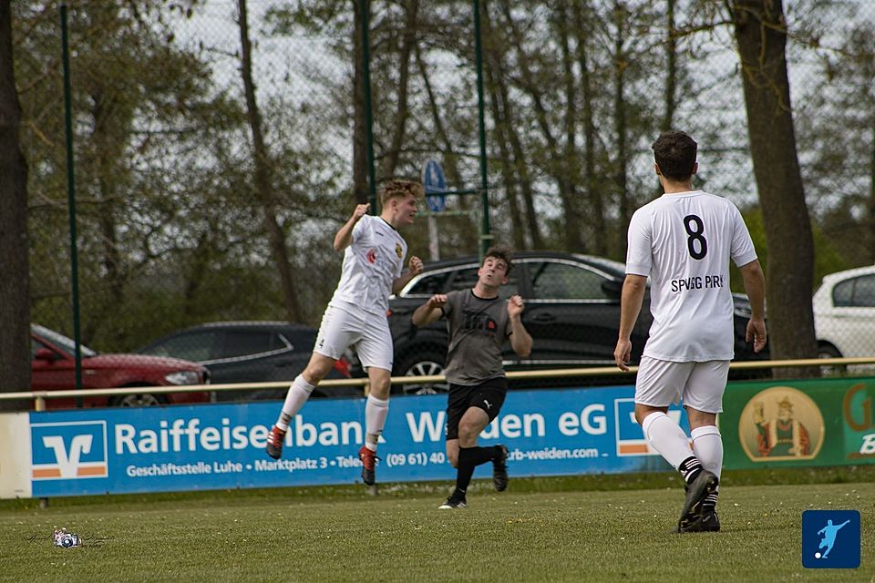 Deutlich mit 0:5 musste der FC Luhe-Markt (in Grau-Schwarz) im Derby bei der SpVgg Pirk (in Weiß) kleinbei geben.