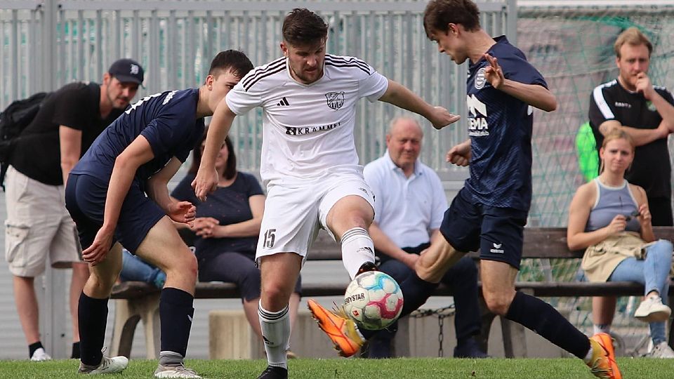 Als Aushilfstorhüter machte Verteidiger Lukas Thalbauer (am Ball) seine Sache recht gut, konnte aber die 0:3-Niederlage der DJK Waldram in Mammendorf nicht verhindern. rst