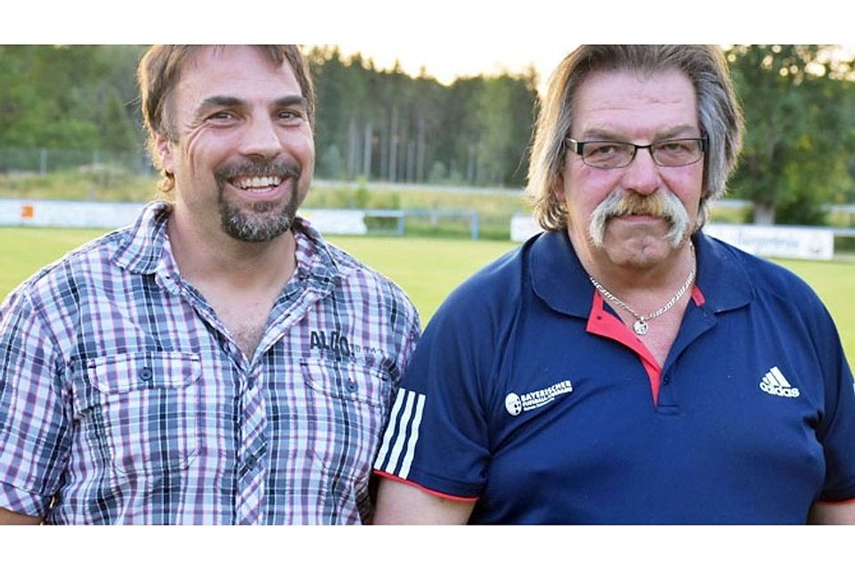 Wachablösung in den südlichen Ligen des Landkreises Augsburg: Georg Bucher (rechts) aus Schwabmünchen hört nach fast einem Vierteljahrhundert auf, der Kleinaitinger Markus Haider (links) übernimmt.	F.: Christian Kruppe