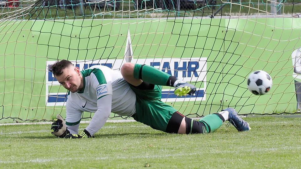 Ziemetshausens Keeper Andreas Mayer war beim Elfmeter zum 1:0 machtlos, später durfte er sich über einen 2:1-Sieg beim FC Lauingen freuen.